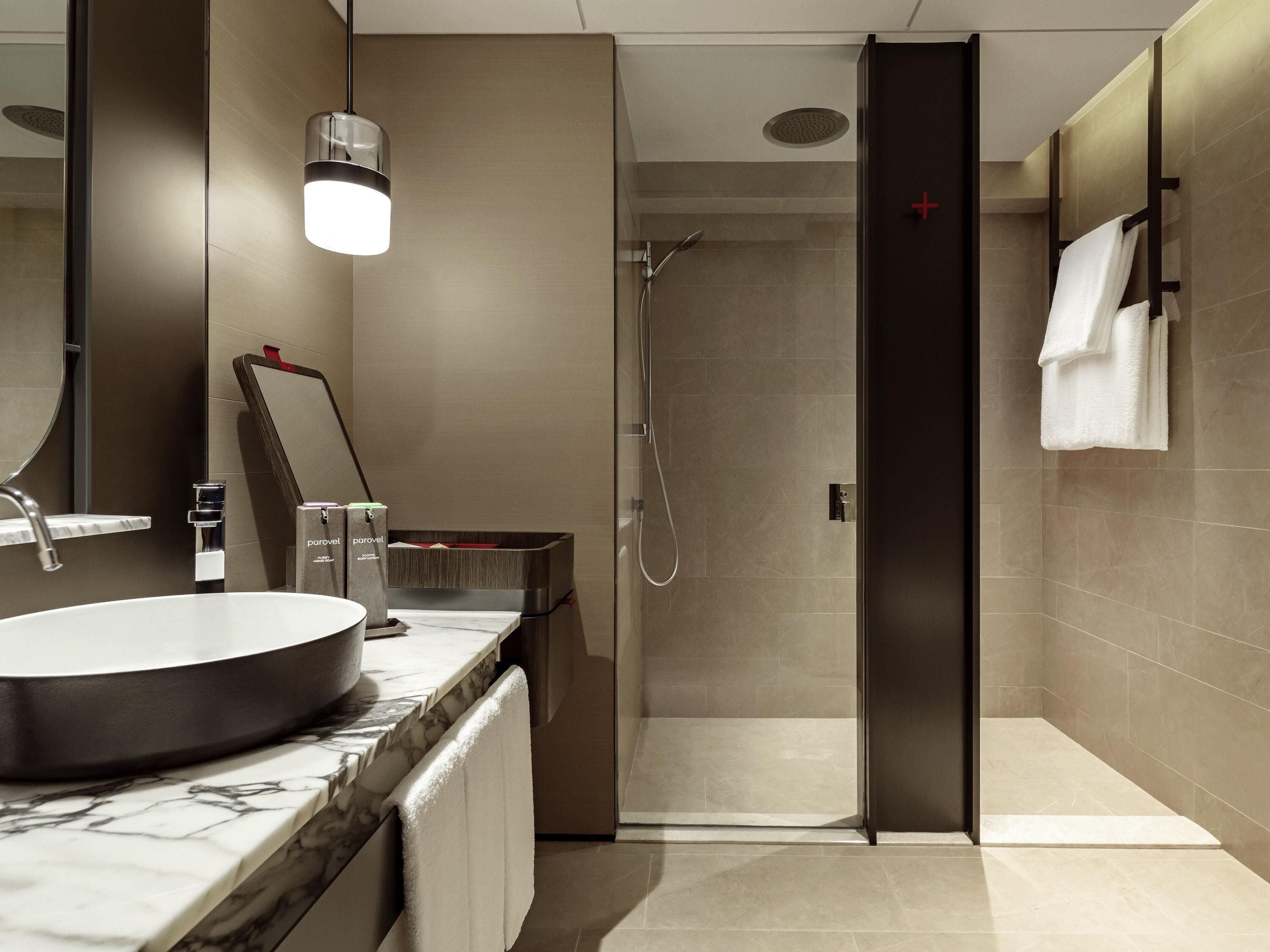 Brankas, meja kerja, ruang kerja ramah laptop, dan tirai kedap cahaya