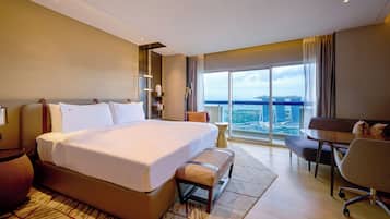 Executive Marina Bay, 1 King, L65 Lounge Access, High Floor, Balcony, Marina Bay View