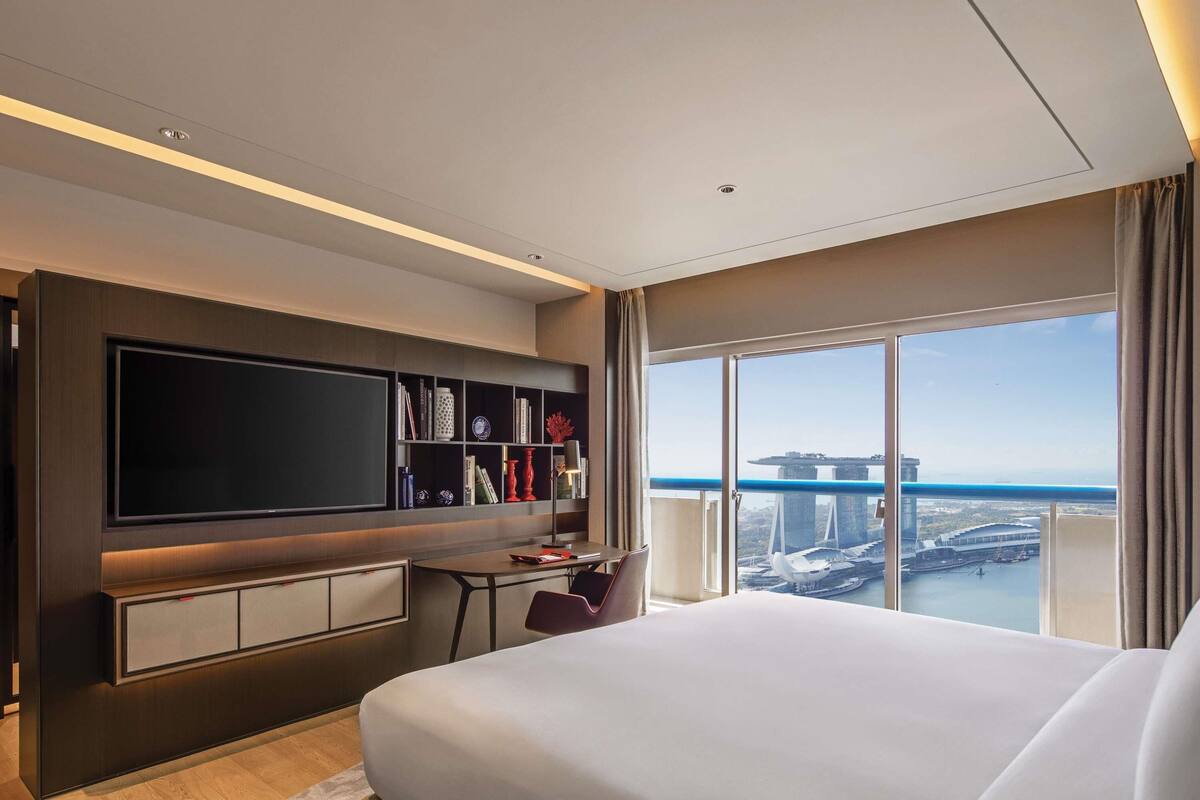 Suite, 1 cama de matrimonio grande, Acceso al salón del club | Caja fuerte, escritorio, espacio para trabajar con un portátil