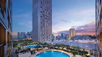 2 piscinas al aire libre, sombrillas, sillones reclinables de piscina