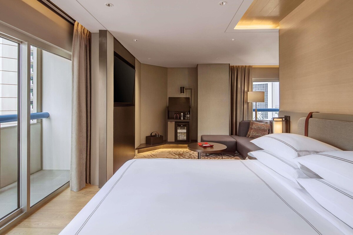 Signature suite, 1 kingsize bed, uitzicht op de stad (2 Balconies) | Een kluis op de kamer, een bureau, een laptopwerkplek