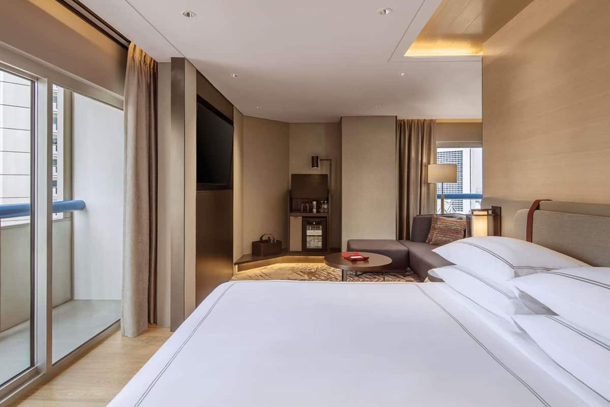 Suite Prestigio, 1 cama King size, vista a la ciudad (2 Balconies) | Caja de seguridad en la habitación y escritorio