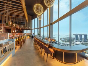 12 restaurants, breakfast, lunch, dinner served; Italian cuisine 