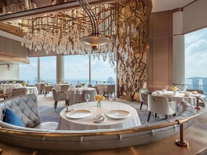 12 restaurants, breakfast, lunch, dinner served; Italian cuisine 