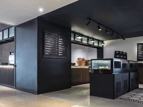 12 restaurants, breakfast, lunch, dinner served; Italian cuisine 