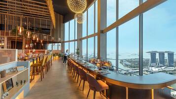 12 restaurantes; se sirve desayuno, almuerzo y cena; cocina italiana