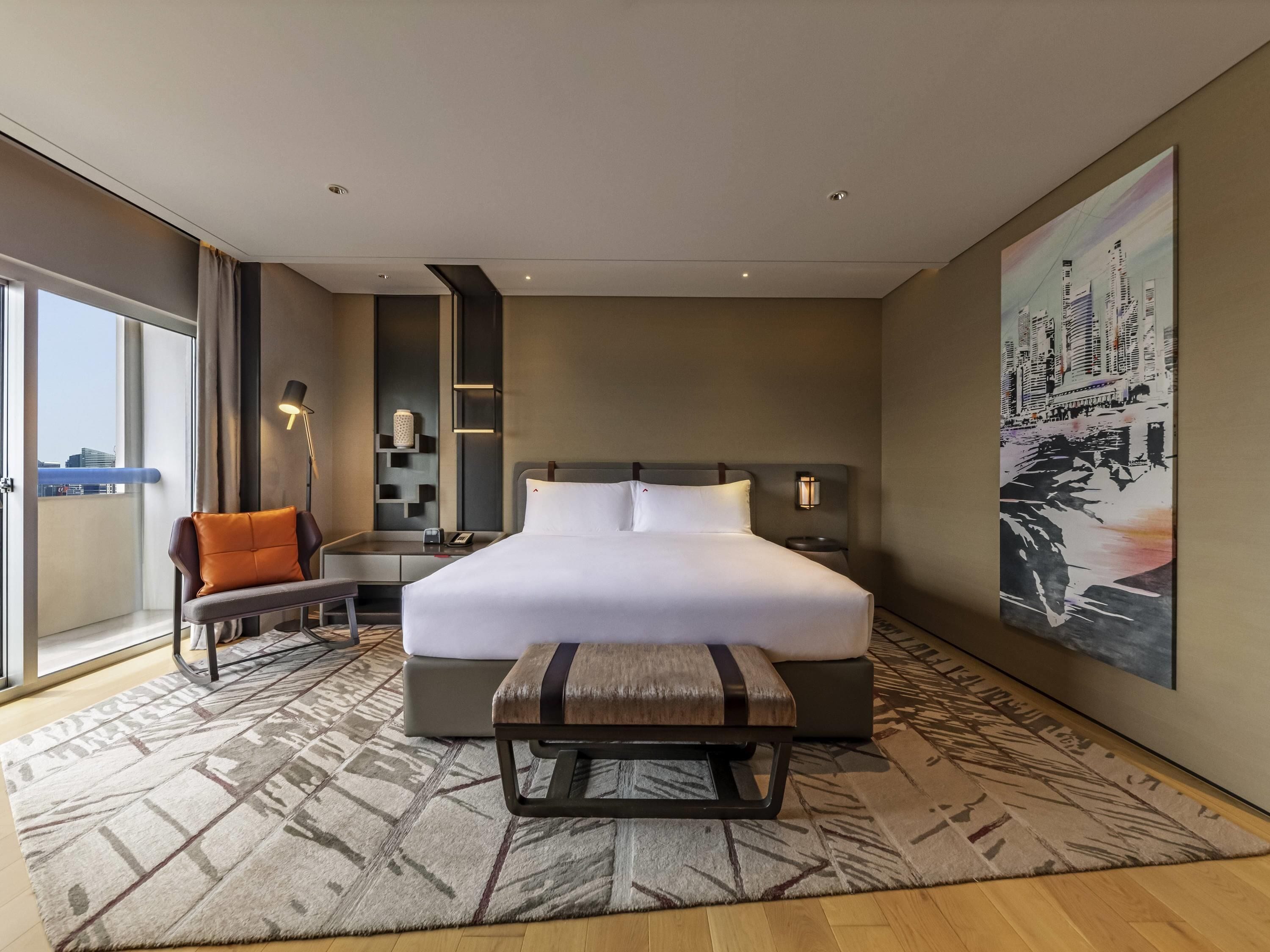 Executive, 1 King, L65 Lounge Access, High Floor, Balcony, City View | Caja de seguridad en la habitación y escritorio 