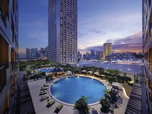 12 restoran, sarapan, makan tengah hari dihidangkan; masakan Itali