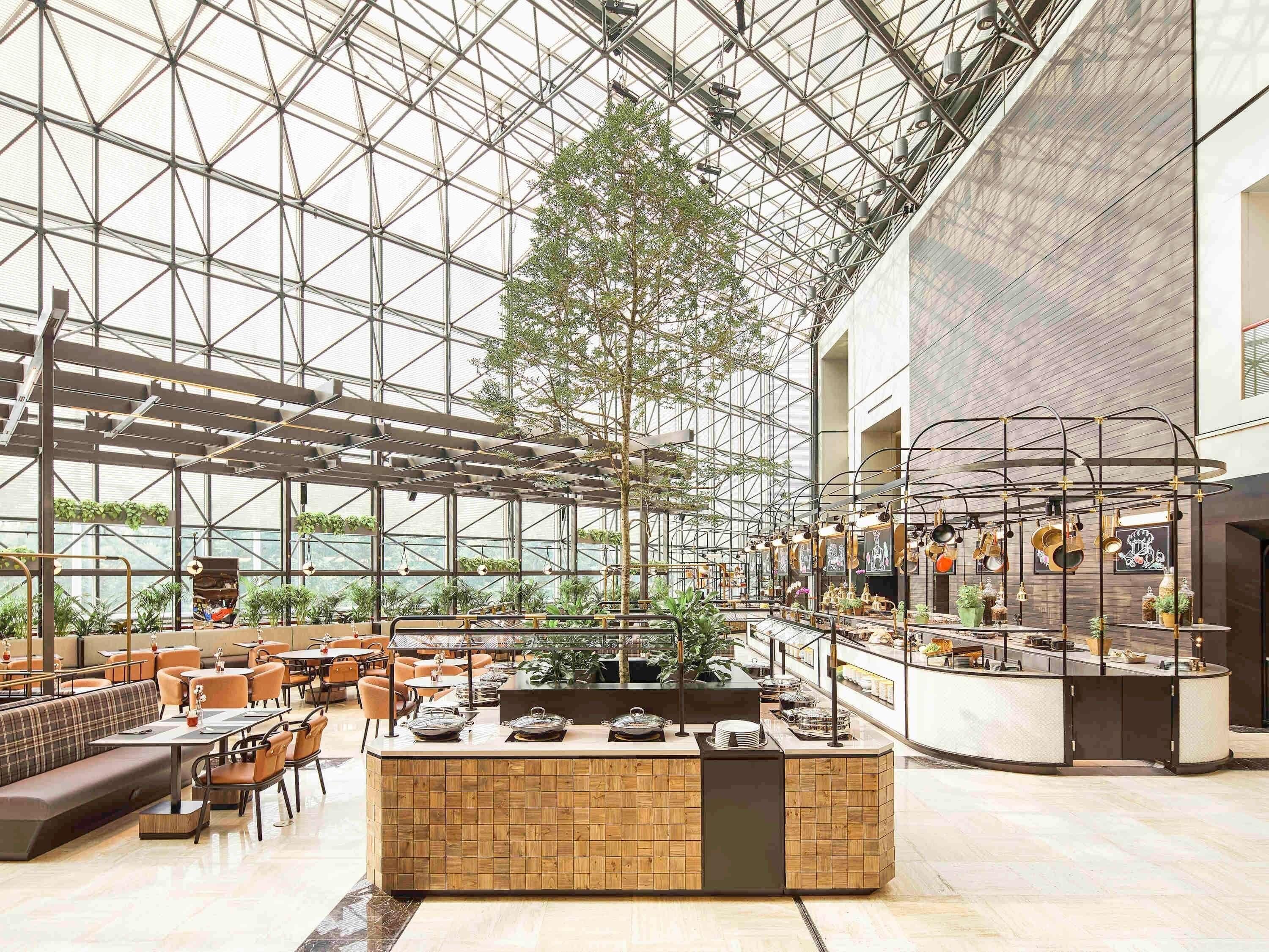 12 restaurants, breakfast, lunch, dinner served; Italian cuisine