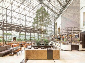 12 restaurantes, se sirven desayunos, comidas, cenas y cocina italiana