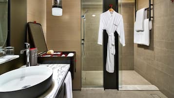 Articles de toilette écologiques, sèche-cheveux, peignoirs, chaussons