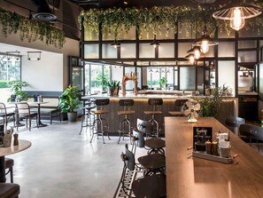 Bar (on property) - Swissotel The Stamford, Singapore (Singapore)