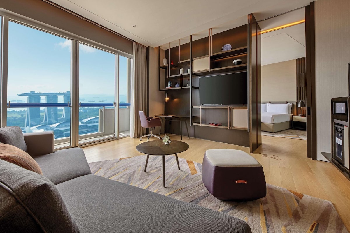 Crest Suite Marina Bay, 1 King, L65 Lounge Access, High Floor, 2 Balconies, Marina Bay
