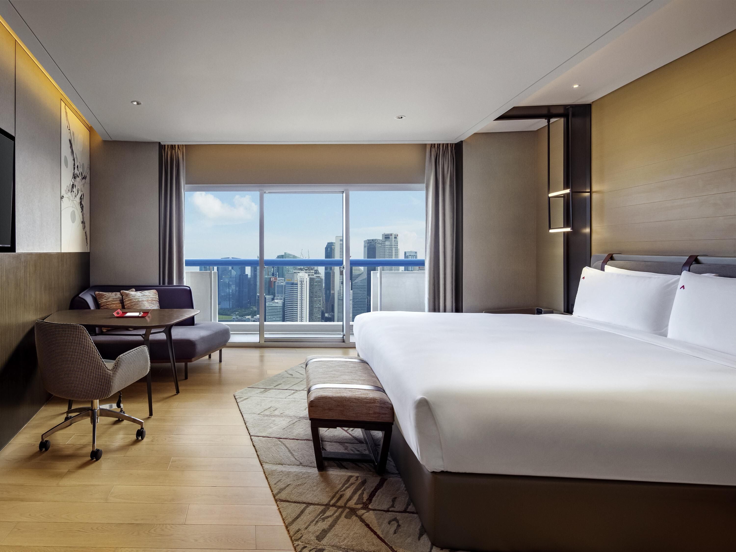 Executive Marina Bay, 1 King, L65 Lounge Access, High Floor, Balcony, Marina Bay View | Zimmersafe, Schreibtisch, laptopgeeigneter Arbeitsplatz