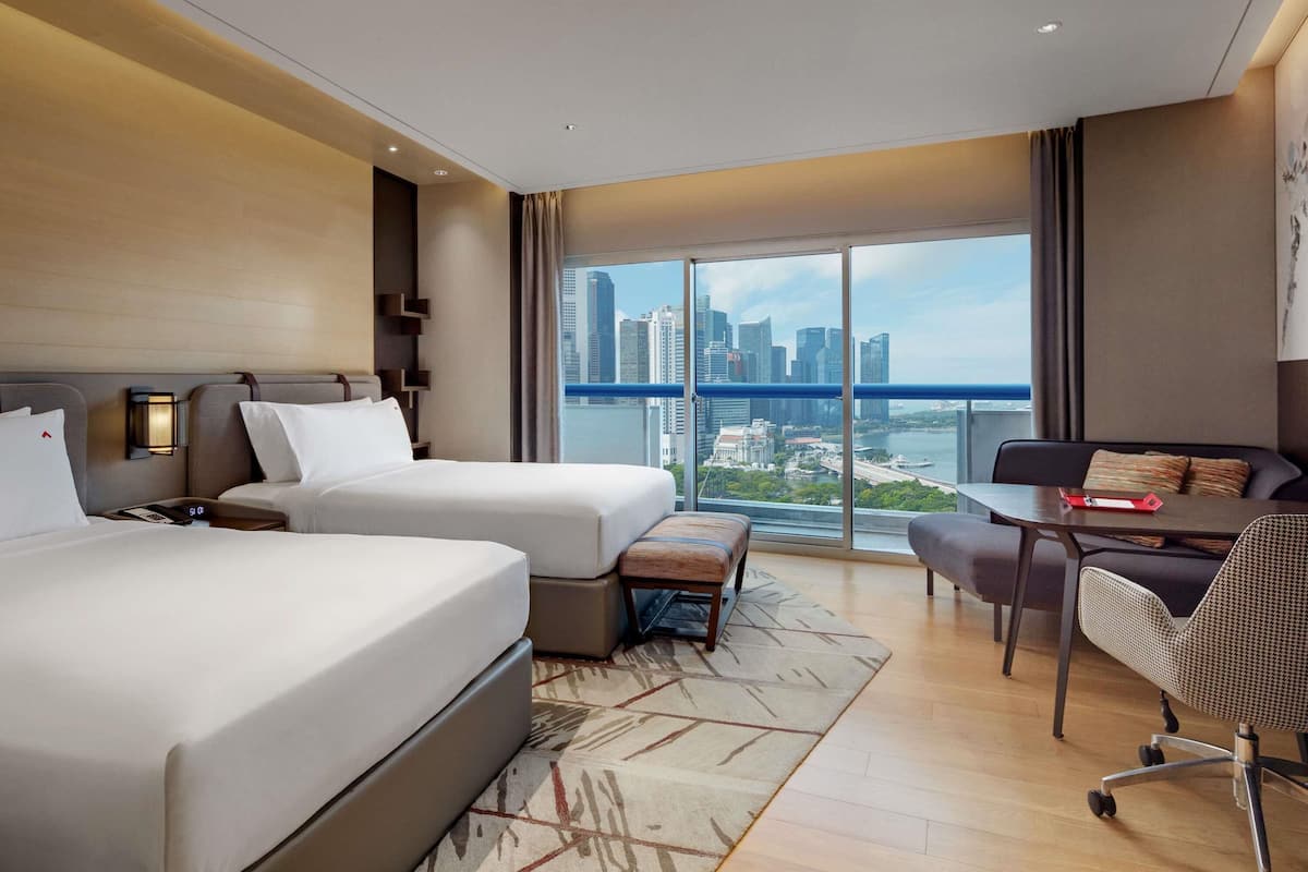 Rom – premier, 2 dobbeltsenger, balkong, havneutsikt | Safe på rommet, skrivebord og skrivebord for bærbar PC