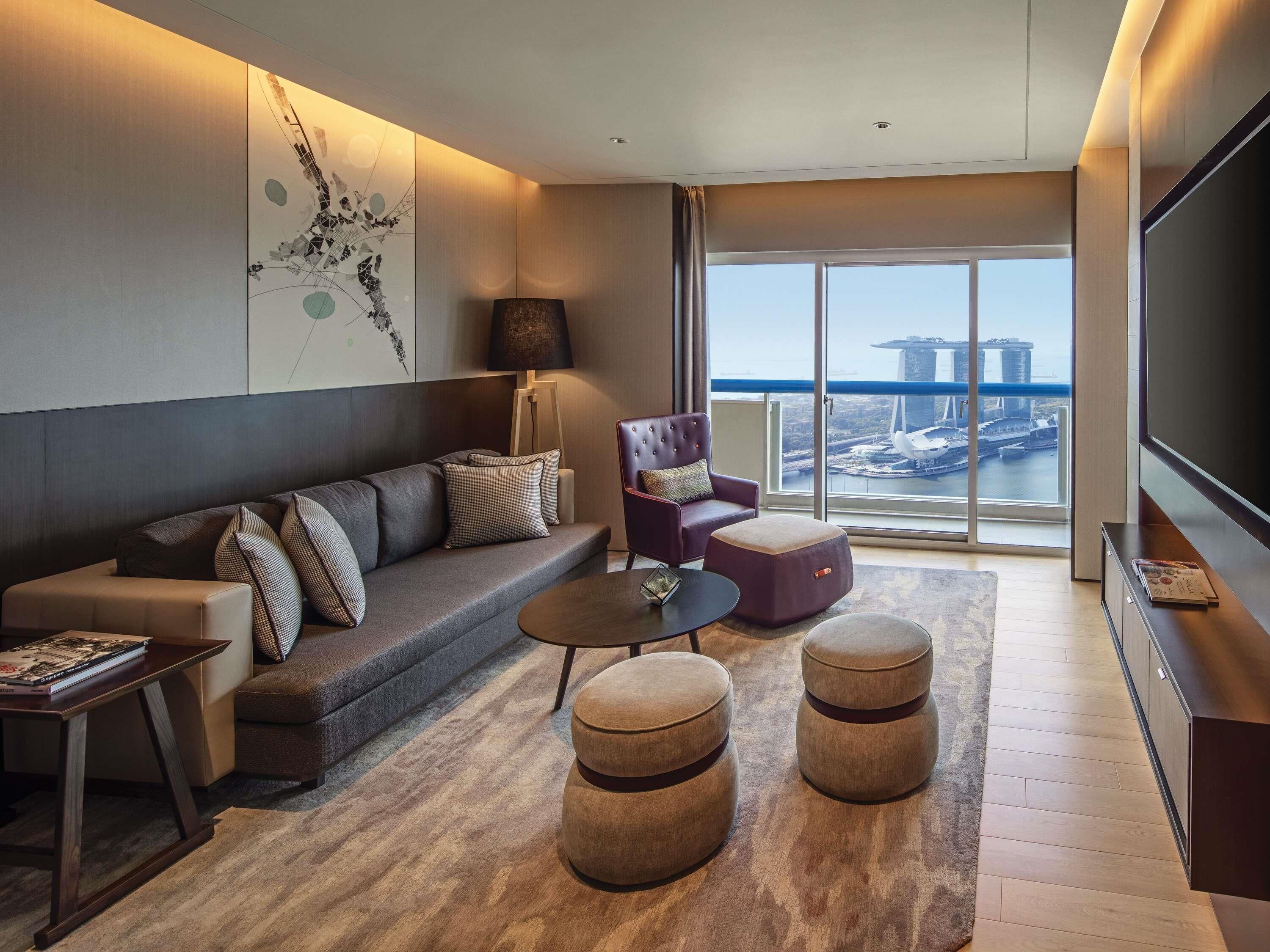 Suite, 1 kingsize bed, toegang tot de clublounge | Een kluis op de kamer, een bureau, een laptopwerkplek