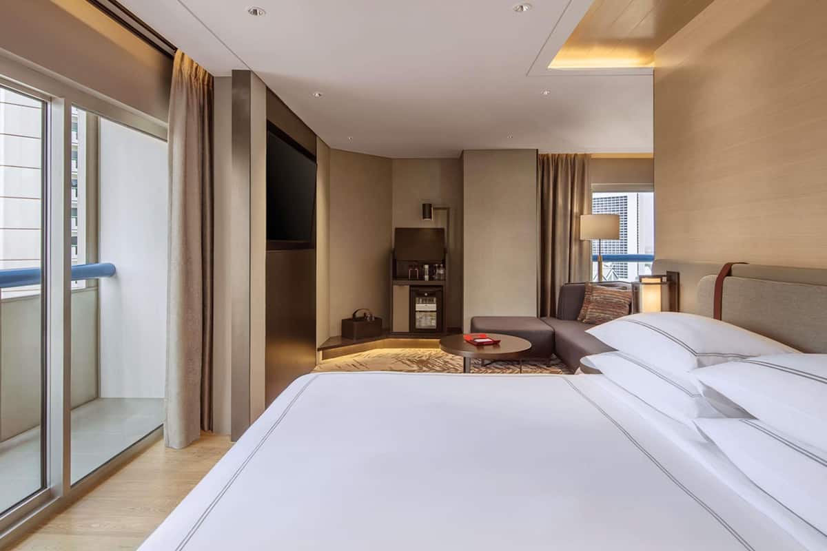 Suite Khas, 1 Tempat Tidur King, pemandangan kota (2 Balconies) | Brankas, meja kerja, ruang kerja ramah laptop, dan tirai kedap cahaya