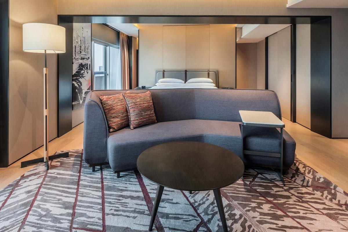 Suite, con acceso al salón lounge del club, vista a la bahía | Caja de seguridad en la habitación y escritorio