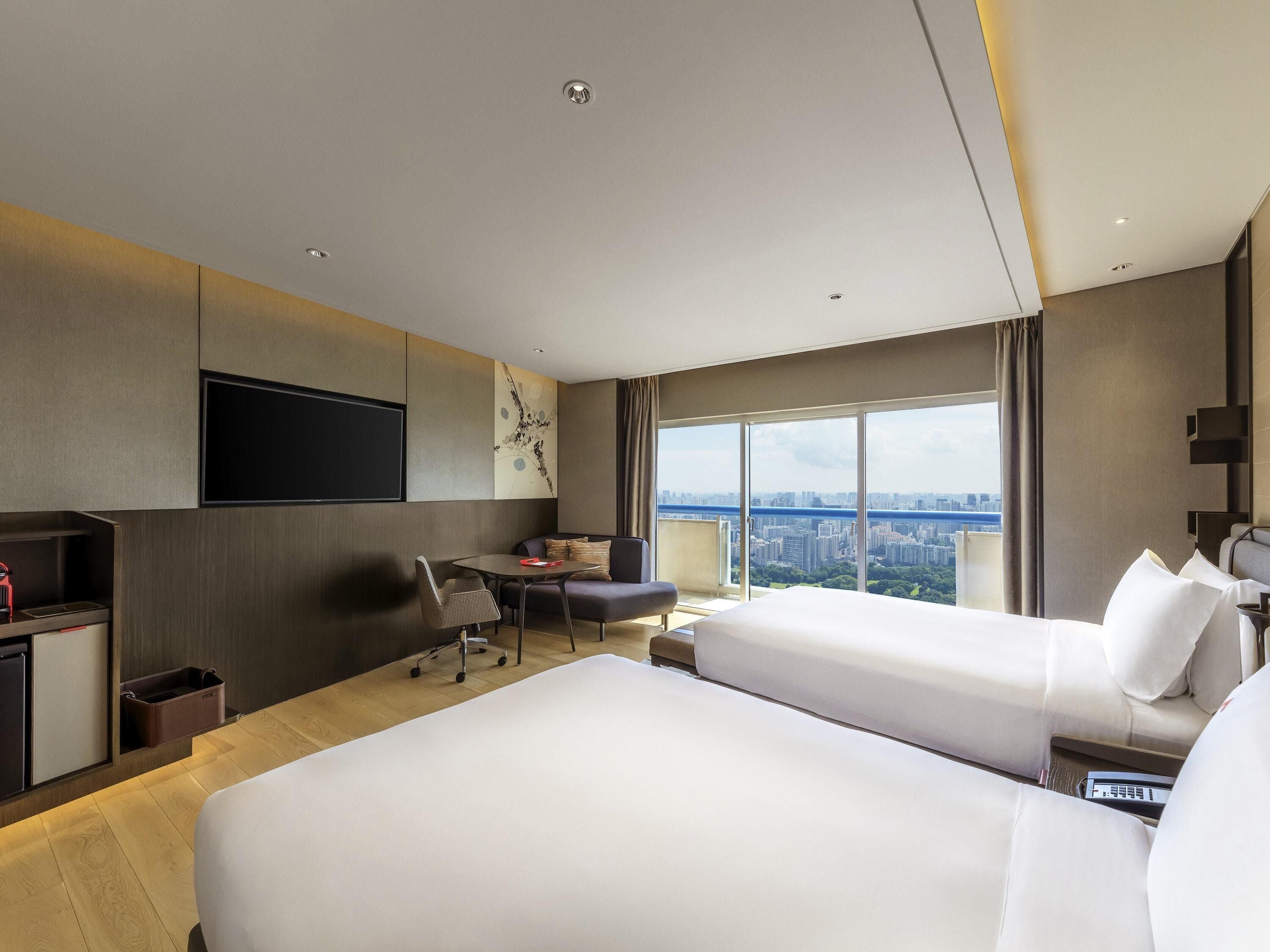Executive, 2 Doubles, L65 Lounge Access, High Floor, Balcony, City View | Zimmersafe, Schreibtisch, laptopgeeigneter Arbeitsplatz