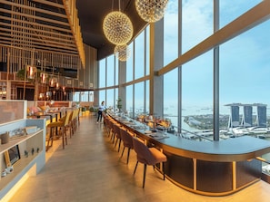 12 restaurantes, se sirven desayunos, comidas, cenas y cocina italiana