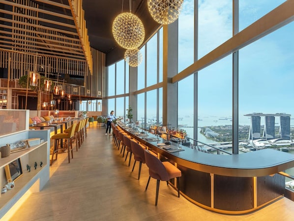 12 restaurants, servant le déjeuner et le dîner; cuisine italienne