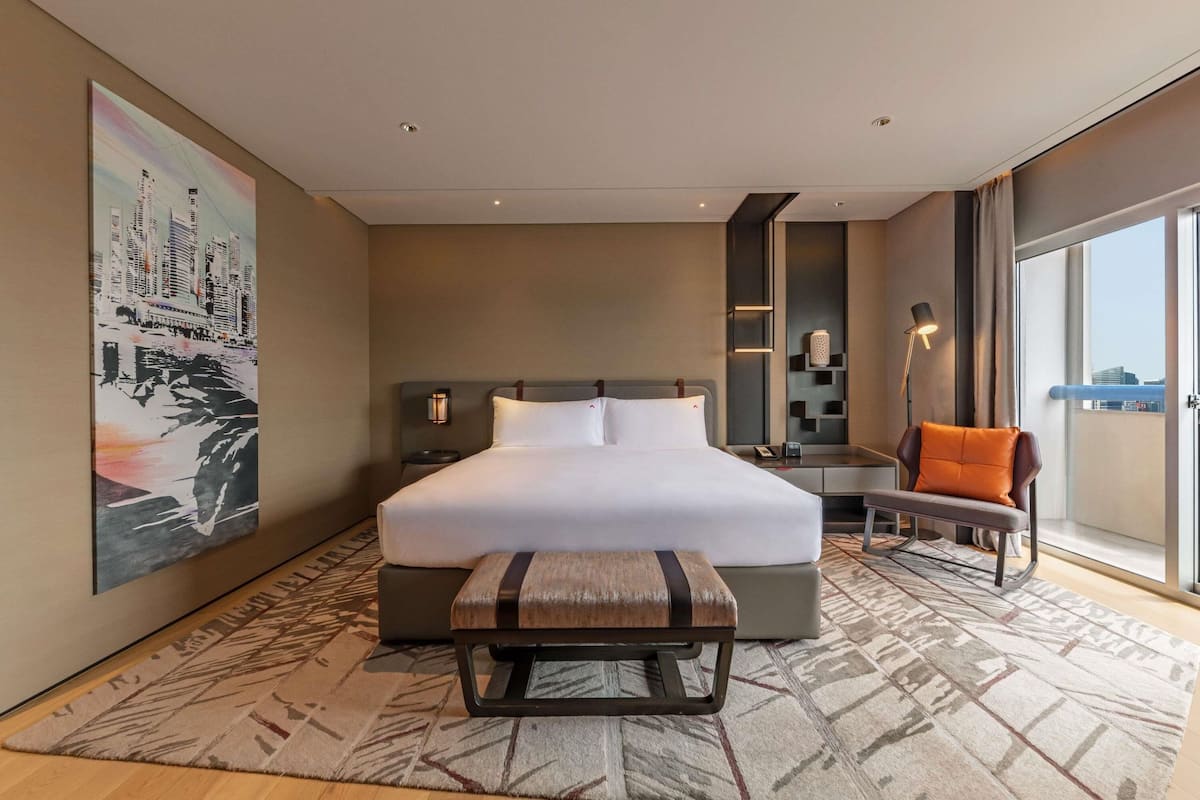 Executive, 1 King, L65 Lounge Access, High Floor, Balcony, City View | 1 bedroom, in-room safe, desk, laptop workspace