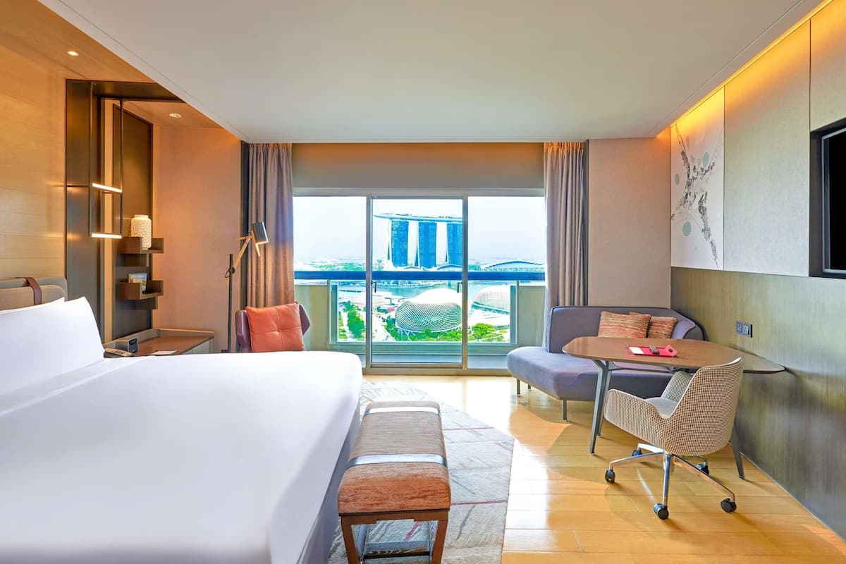 Premier Prestige Marina Bay, 1 King, Balcony, Marina Bay View | In-room safe, desk, laptop workspace, blackout drapes