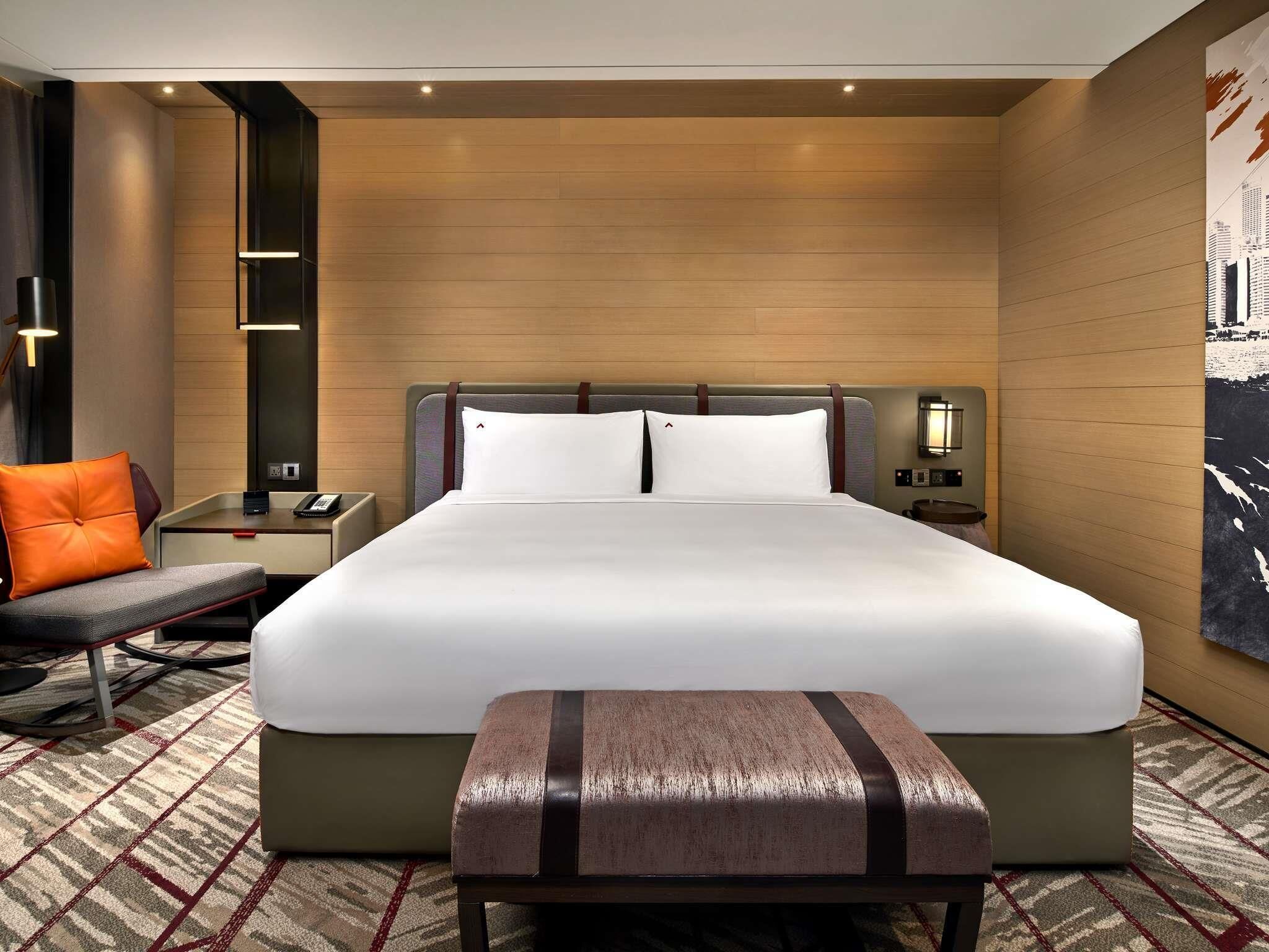 Chambre Premier, 1 très grand lit, balcon, vue sur la ville | Coffre-fort pour ordinateur portable, bureau