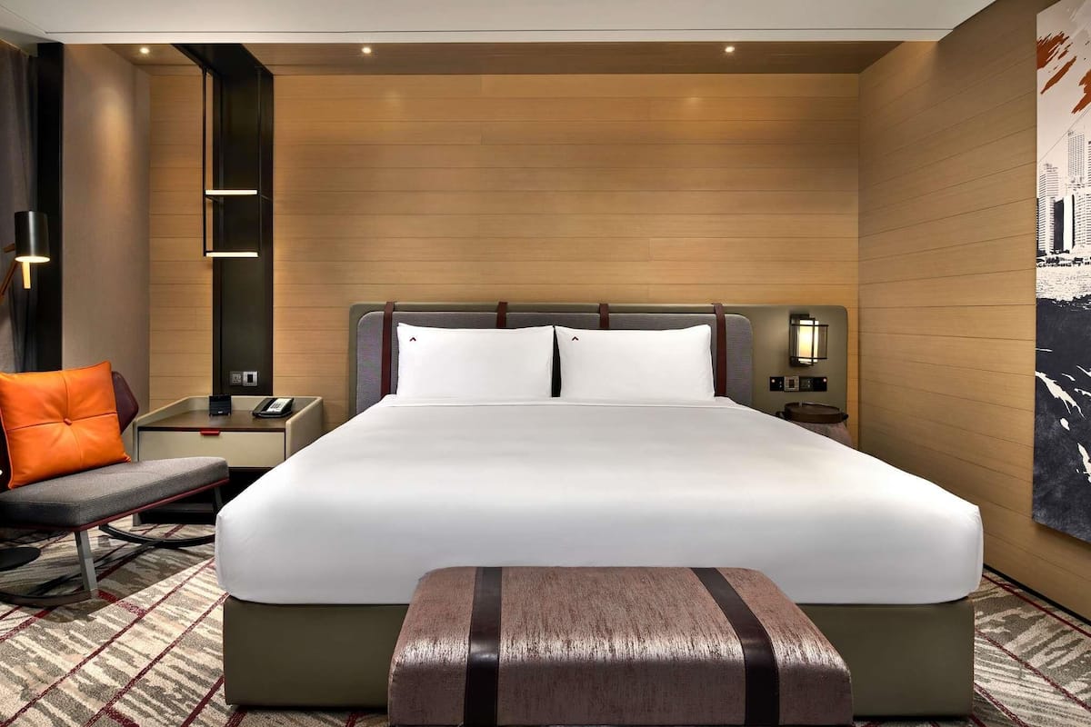 Chambre Premier, 1 très grand lit, balcon, vue sur la ville | Coffre-fort pour ordinateur portable, bureau
