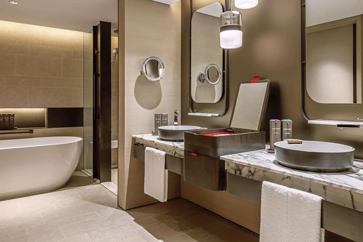 Suite, 1 cama King size, con acceso al salón lounge del club | 1 habitación, caja de seguridad en la habitación y escritorio
