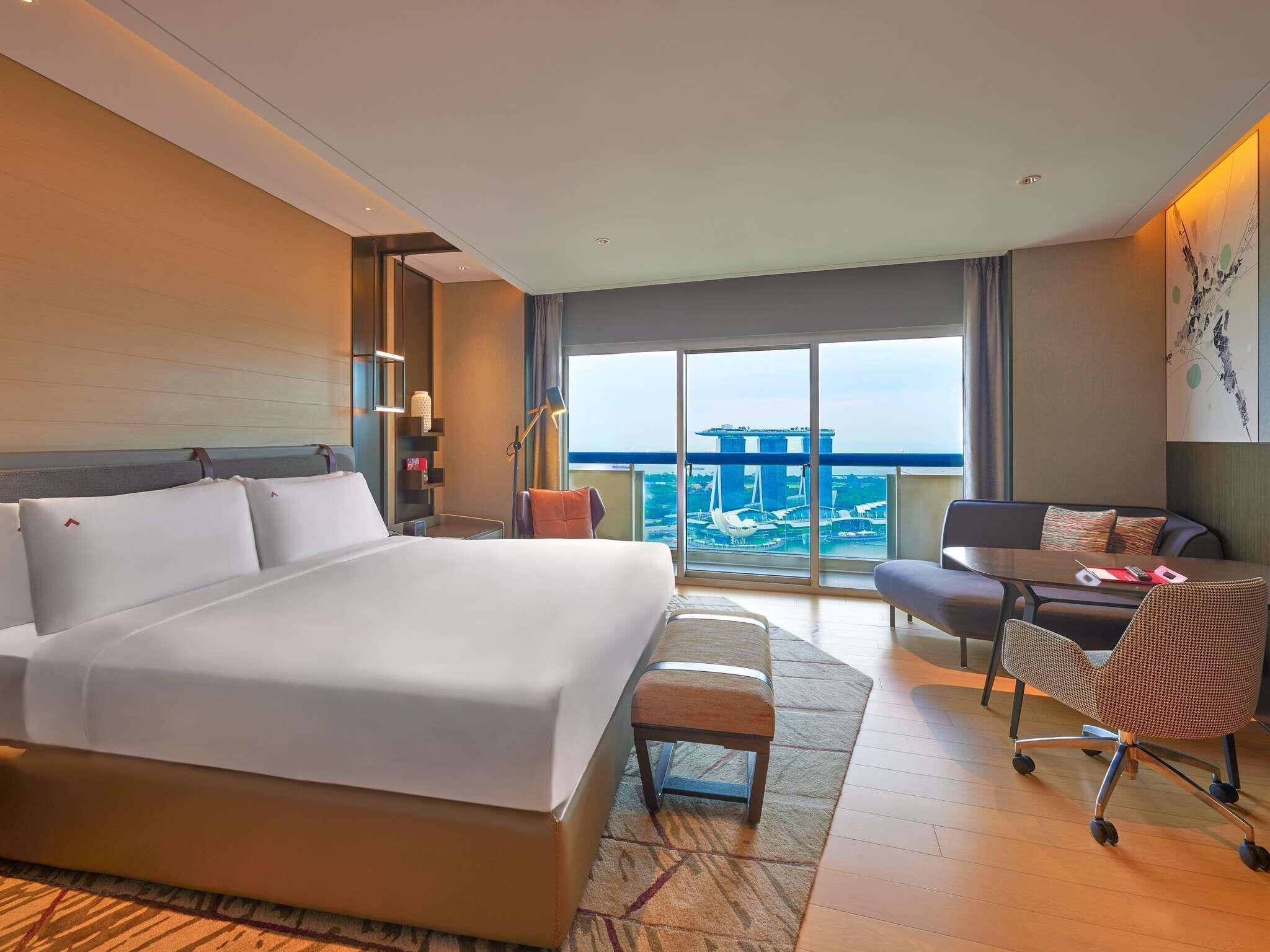 Swiss Prestige Marina Bay, 1 King, High Floor, Balcony, Marina Bay View | Coffre-fort pour ordinateur portable, bureau
