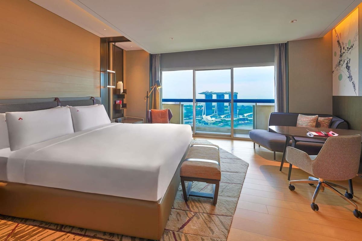 Swiss Prestige Marina Bay, 1 King, High Floor, Balcony, Marina Bay View | Coffre-fort pour ordinateur portable, bureau