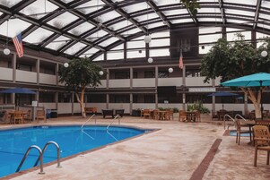 Una piscina techada, sillones reclinables de piscina