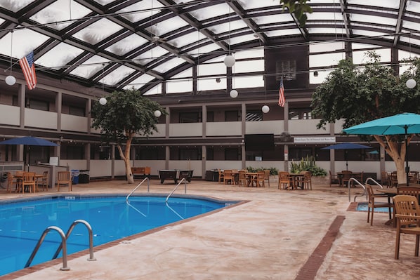 Indoor pool, sun loungers