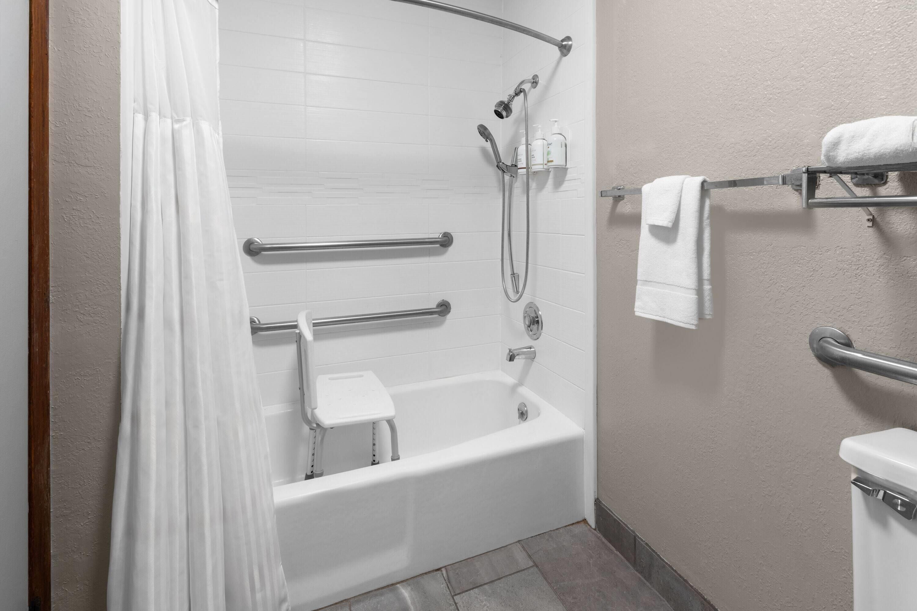 Chambre, 1 grand lit, accessible aux personnes à mobilité réduite, non-fumeur (Bathtub W/grab Bars) | Salle de bain adaptée