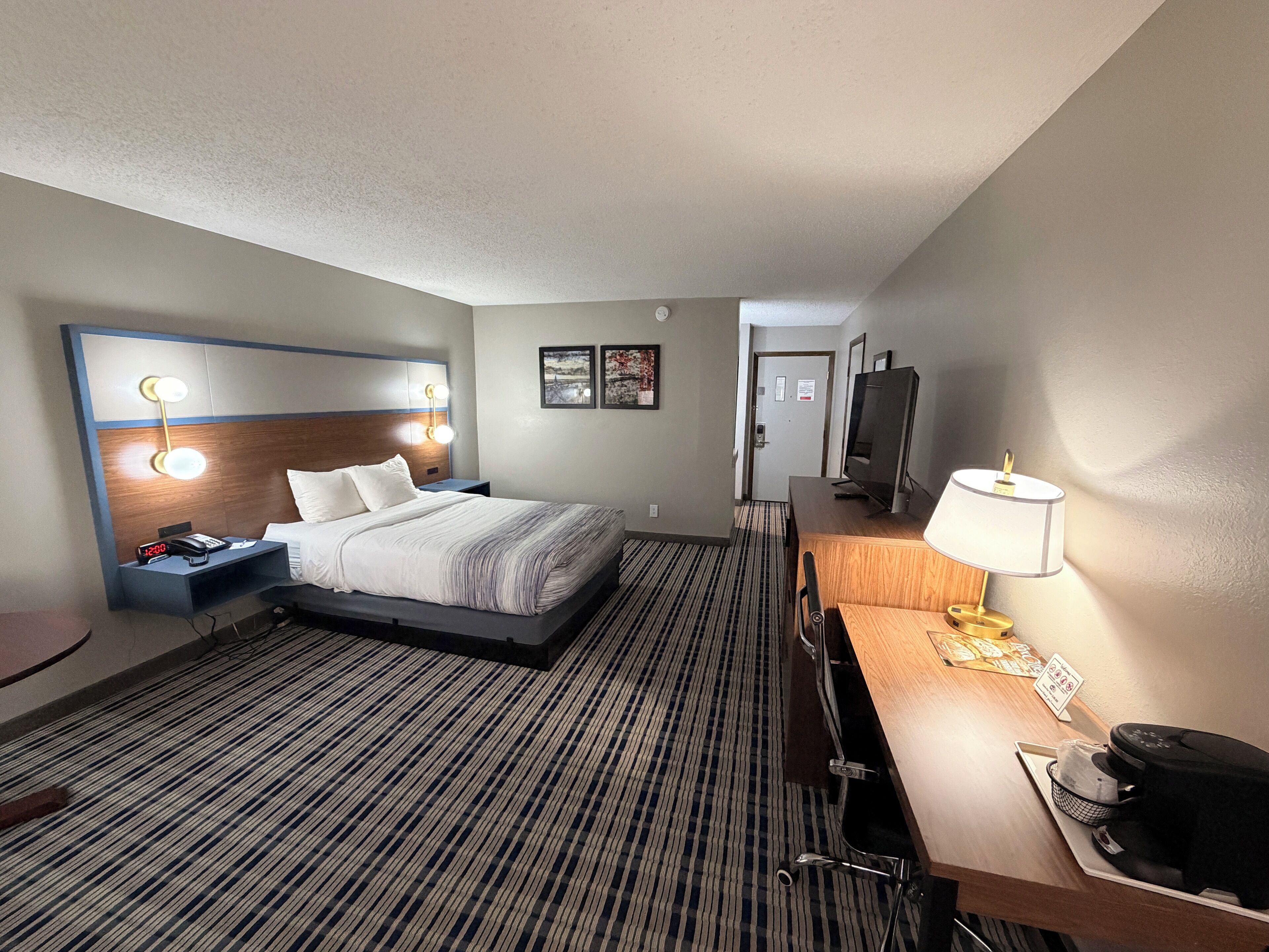 Room, 1 Queen Bed, Accessible, Non Smoking (Bathtub W/grab Bars) | Premium bedding, pillowtop beds, laptop workspace, blackout drapes