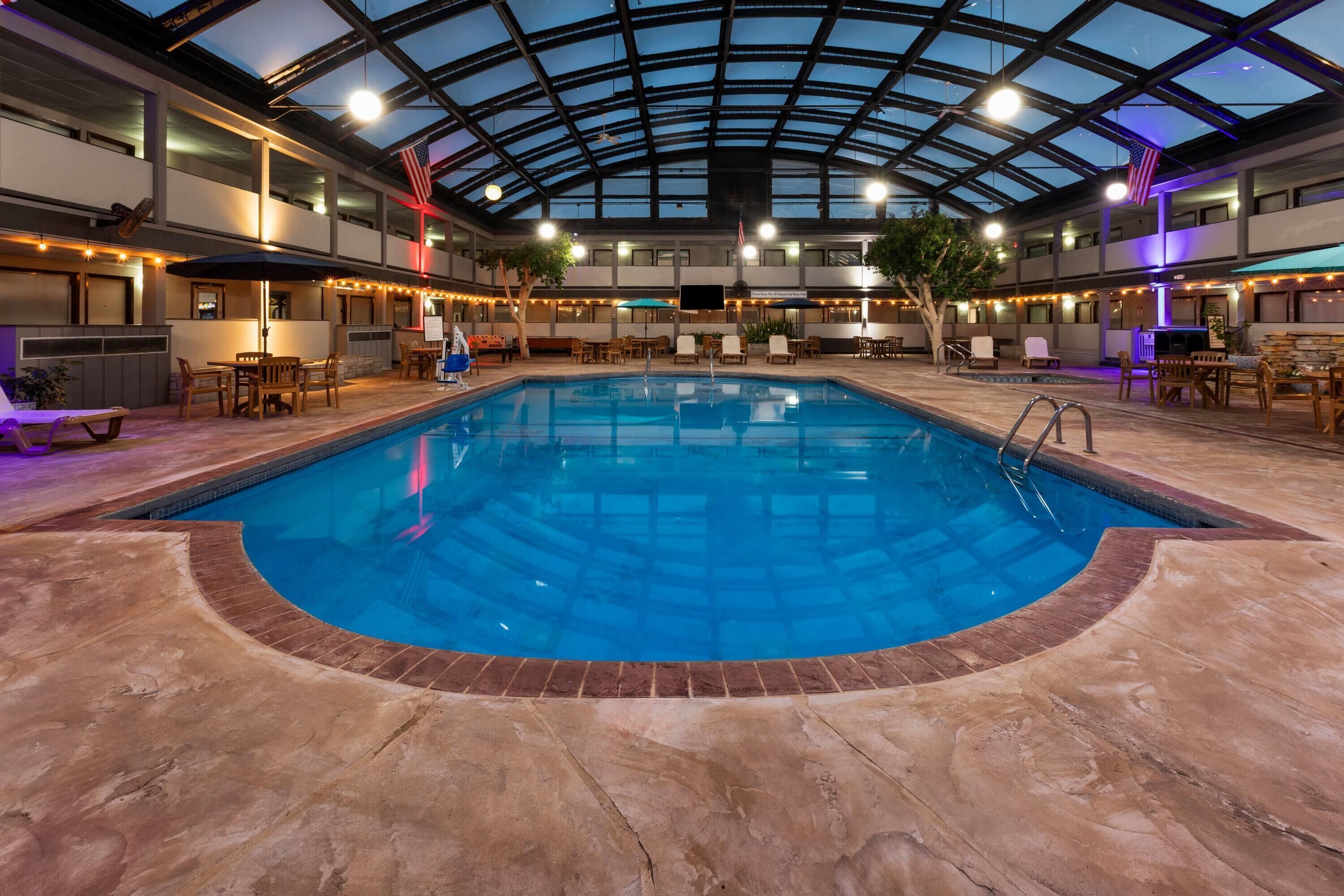 Piscine couverte, chaises longues
