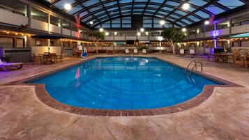 Piscine couverte, chaises longues