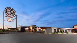 A commercial building with a large sign for Mad Apple Burger & Billiard.