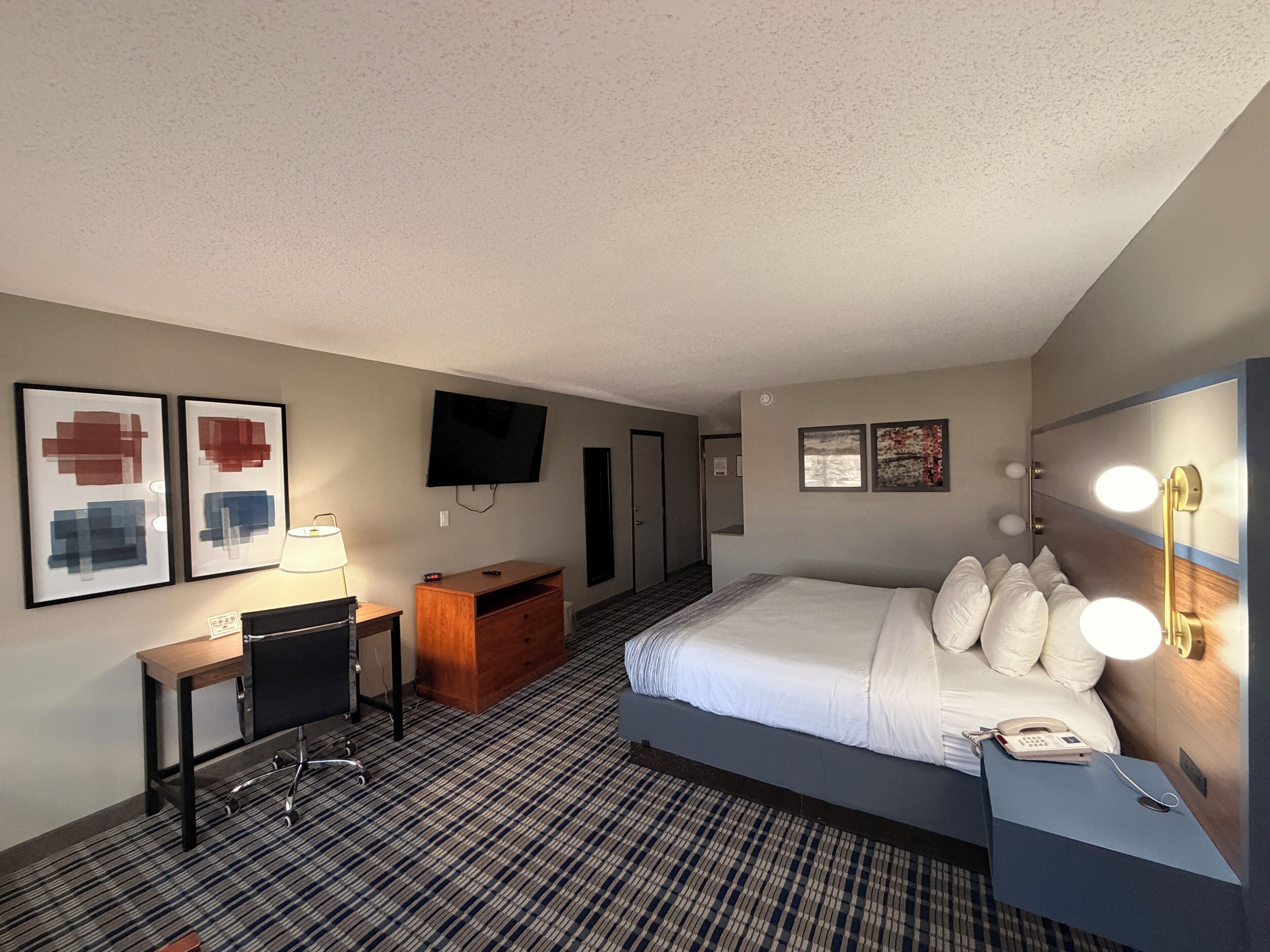 Room, 1 King Bed, Non Smoking | Premium bedding, pillowtop beds, laptop workspace, blackout drapes