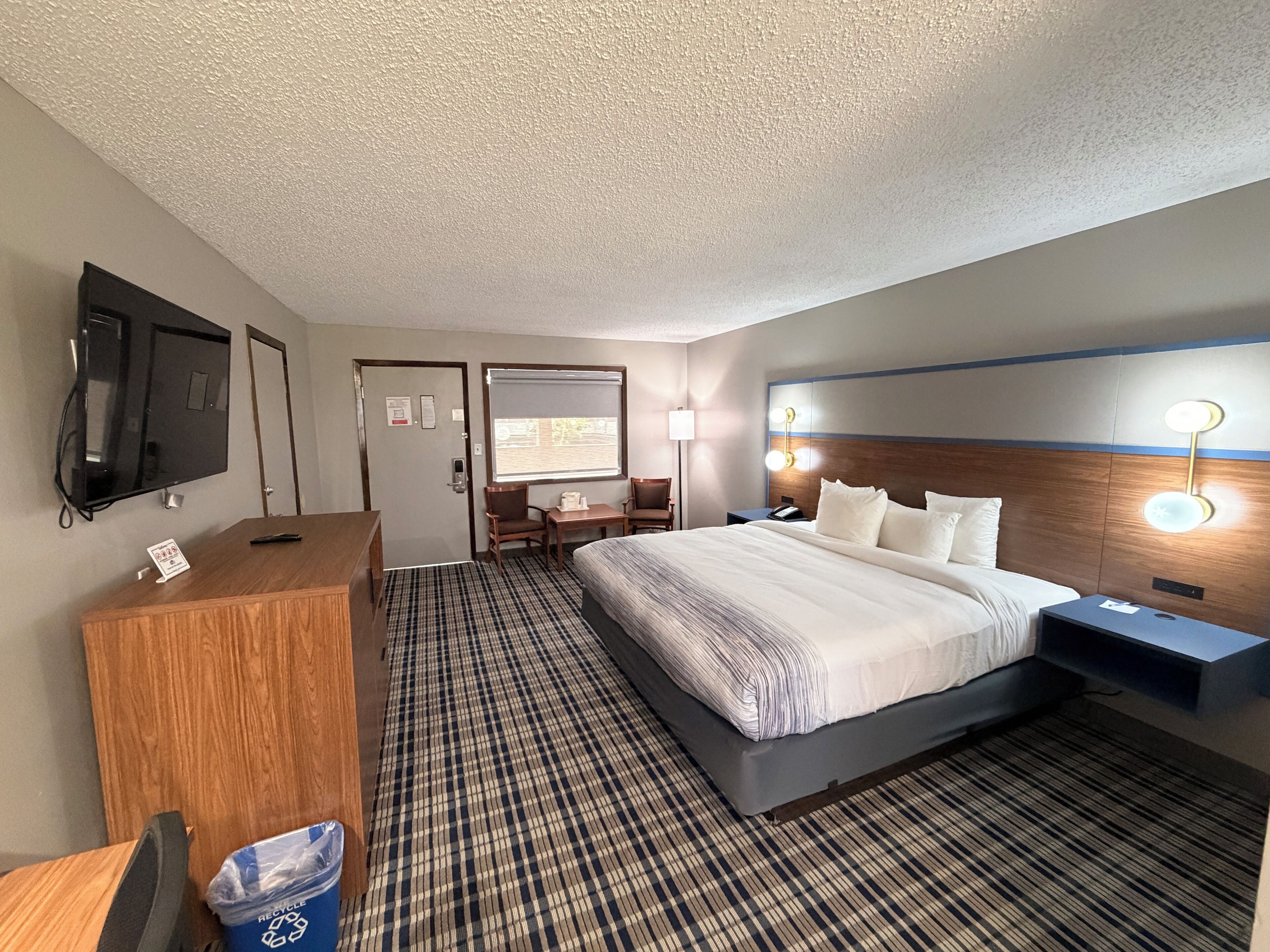 Room, 1 King Bed, Non Smoking, Pool View | Premium bedding, pillowtop beds, laptop workspace, blackout drapes