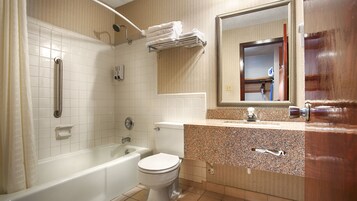 Bañera con ducha, secador de pelo, toallas, jabón