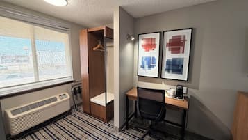 Kamer, 1 kingsize bed, niet-roken, uitzicht op zwembad | Luxe beddengoed, pillowtop-bedden, een laptopwerkplek