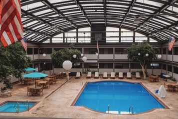 Piscine intérieure, chaises longues