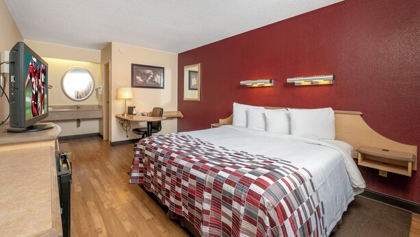 Superior Room, 1 King Bed (Smoke Free) - Red Roof Inn Philadelphia - Oxford Valley (Langhorne)