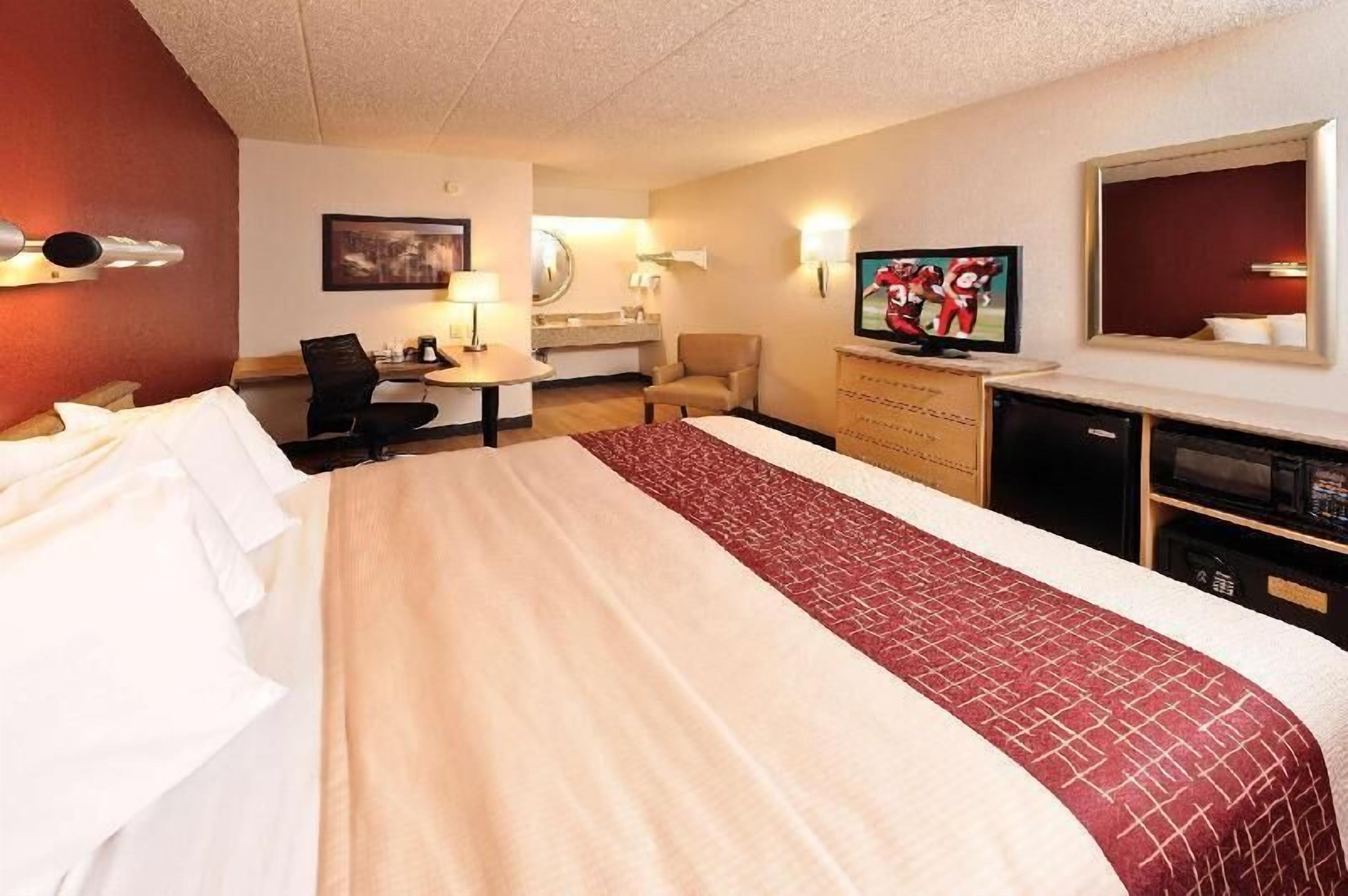 Desk, laptop workspace, free WiFi, bed sheets
