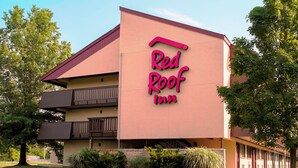 A Red Roof Inn building with a two-story structure, a balcony on the upper floor, and a sign indicating the name of the establishment. - Red Roof Inn Philadelphia - Oxford Valley (Langhorne)