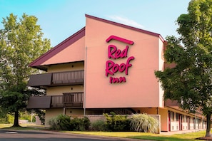 A Red Roof Inn building with a two-story structure, a balcony on the upper floor, and a sign indicating the name of the establishment. - Red Roof Inn Philadelphia - Oxford Valley (Langhorne)