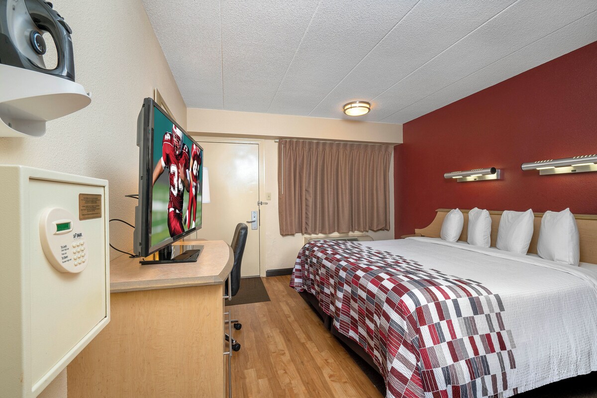 Desk, laptop workspace, free WiFi, bed sheets