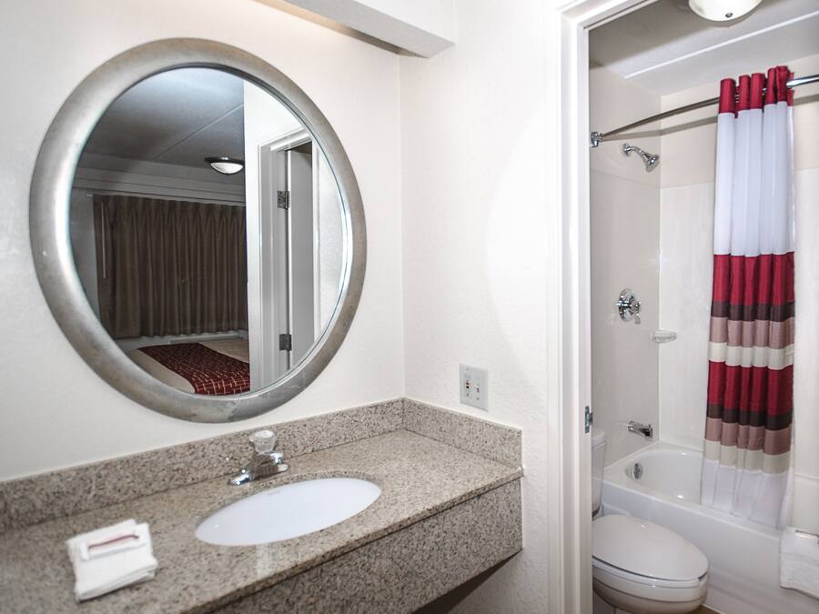 Kombinasi shower/bathtub dan handuk